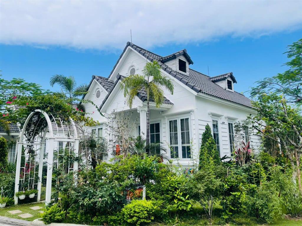 Biệt thự vườn vua 280m² full nội thất, view hồ sen, bể bơi riêng, 2pn, giá hơn 4 tỷ, đầu tư tốt