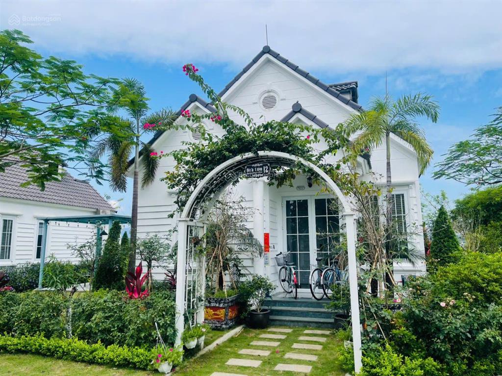 Biệt thự vườn vua 280m² full nội thất, view hồ sen, bể bơi riêng, 2pn, giá hơn 4 tỷ, đầu tư tốt