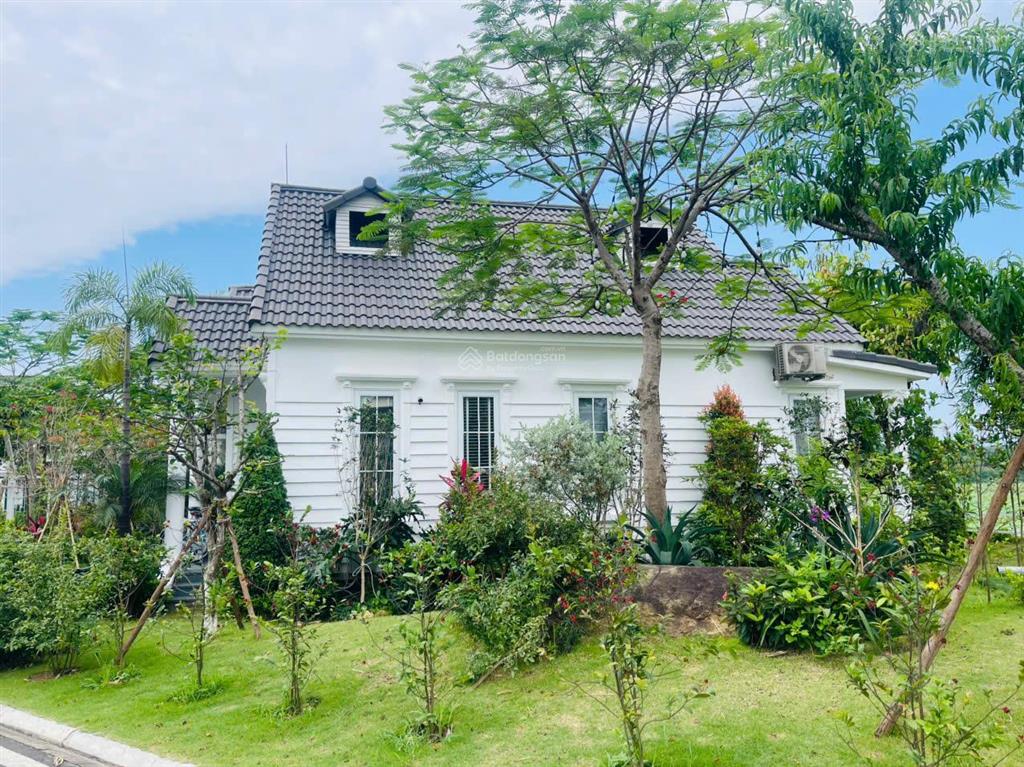 Biệt thự vườn vua 280m² full nội thất, view hồ sen, bể bơi riêng, 2pn, giá hơn 4 tỷ, đầu tư tốt