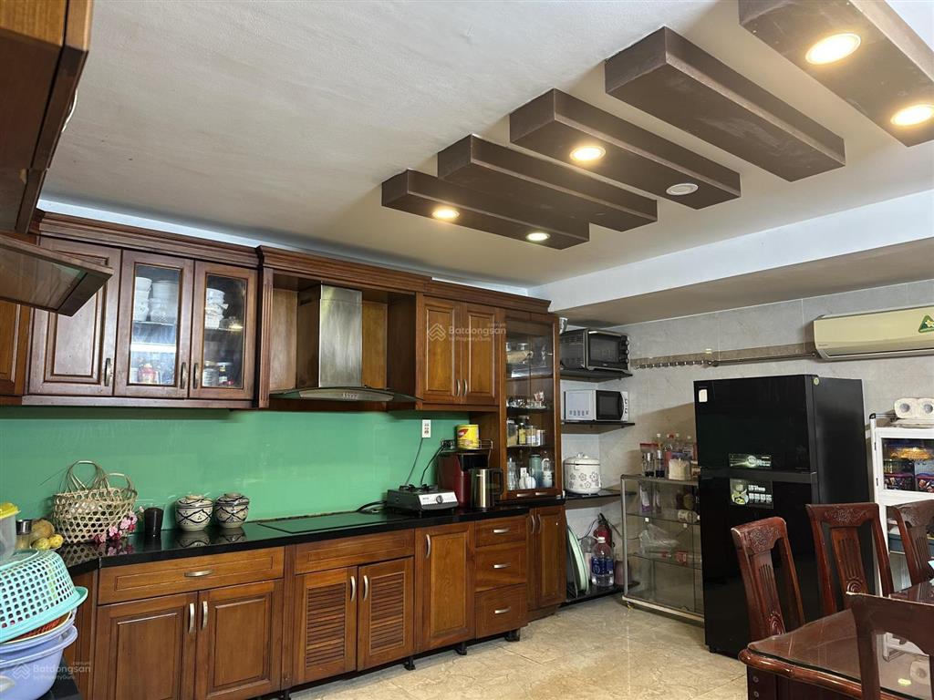 Nhà mặt tiền an ninh mát mẻ dân cư thân thiện đường lớn trung tâm qua nhiều quận