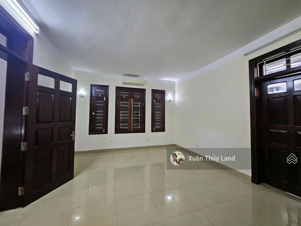 Cho thuê biệt thự sài đồng mặt phố huỳnh văn nghệ, dt 160m² sân vườn 60m², mt 8m