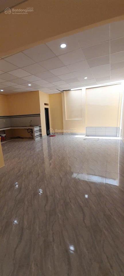 Chính chủ bán đất có sẵn nhà cấp 4 rộng, sạch, sáng, vô ở ngay