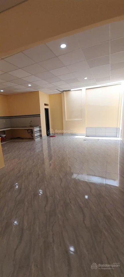 Chính chủ bán đất có sẵn nhà cấp 4 rộng, sạch, sáng, vô ở ngay