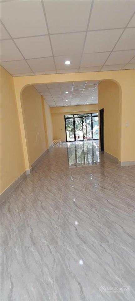 Chính chủ bán đất có sẵn nhà cấp 4 rộng, sạch, sáng, vô ở ngay