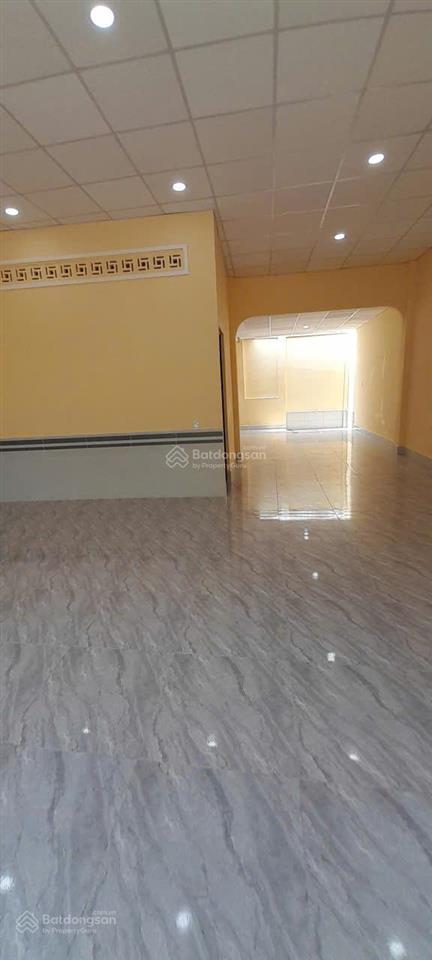 Chính chủ bán đất có sẵn nhà cấp 4 rộng, sạch, sáng, vô ở ngay