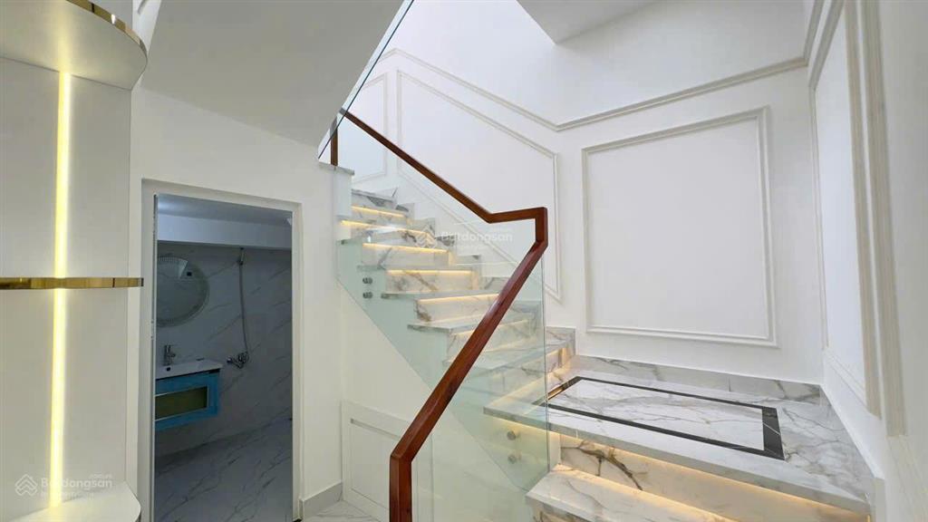 Bán nhà phố 3 tầng hiện đại sang trọng  dt 8m x 14m  tại trung tâm quận 7
