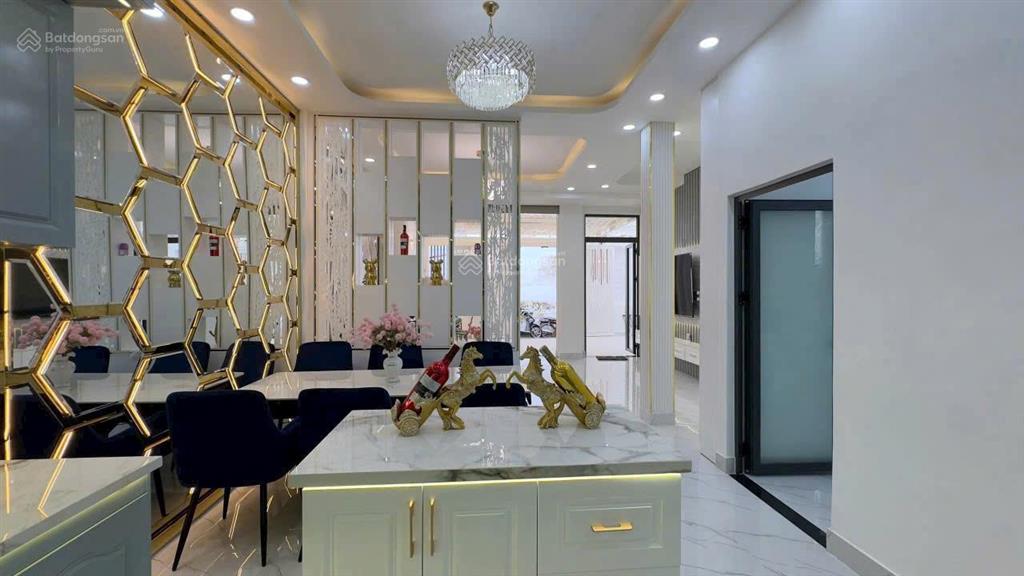 Bán nhà phố 3 tầng hiện đại sang trọng  dt 8m x 14m  tại trung tâm quận 7