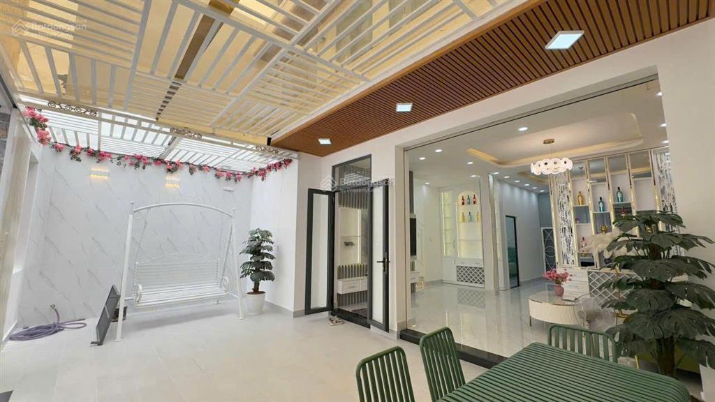 Bán nhà phố 3 tầng hiện đại sang trọng  dt 8m x 14m  tại trung tâm quận 7