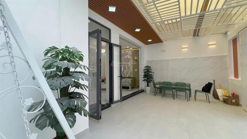 Bán nhà phố 3 tầng hiện đại sang trọng  dt 8m x 14m  tại trung tâm quận 7