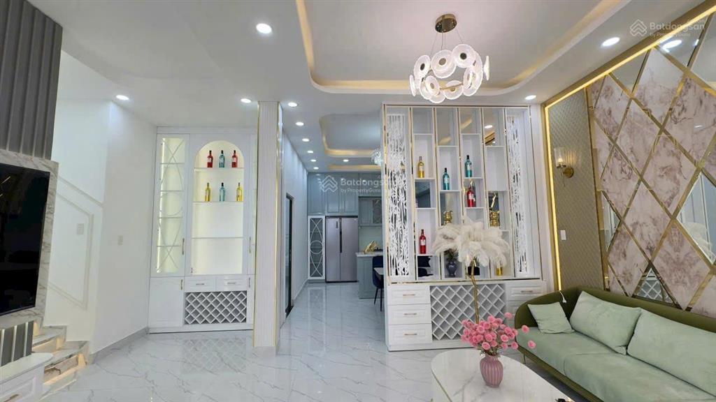 Bán nhà phố 3 tầng hiện đại sang trọng  dt 8m x 14m  tại trung tâm quận 7