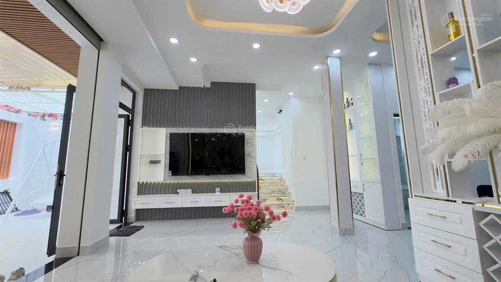 Bán nhà phố 3 tầng hiện đại sang trọng  dt 8m x 14m  tại trung tâm quận 7