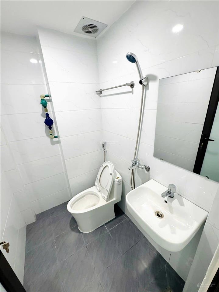 Giá tốt! toà chdv hào nam 60m2*7t*12pkk, sát phố, 2p ga cát linh, ngõ thông , tm, pccc, sổ vuông.
