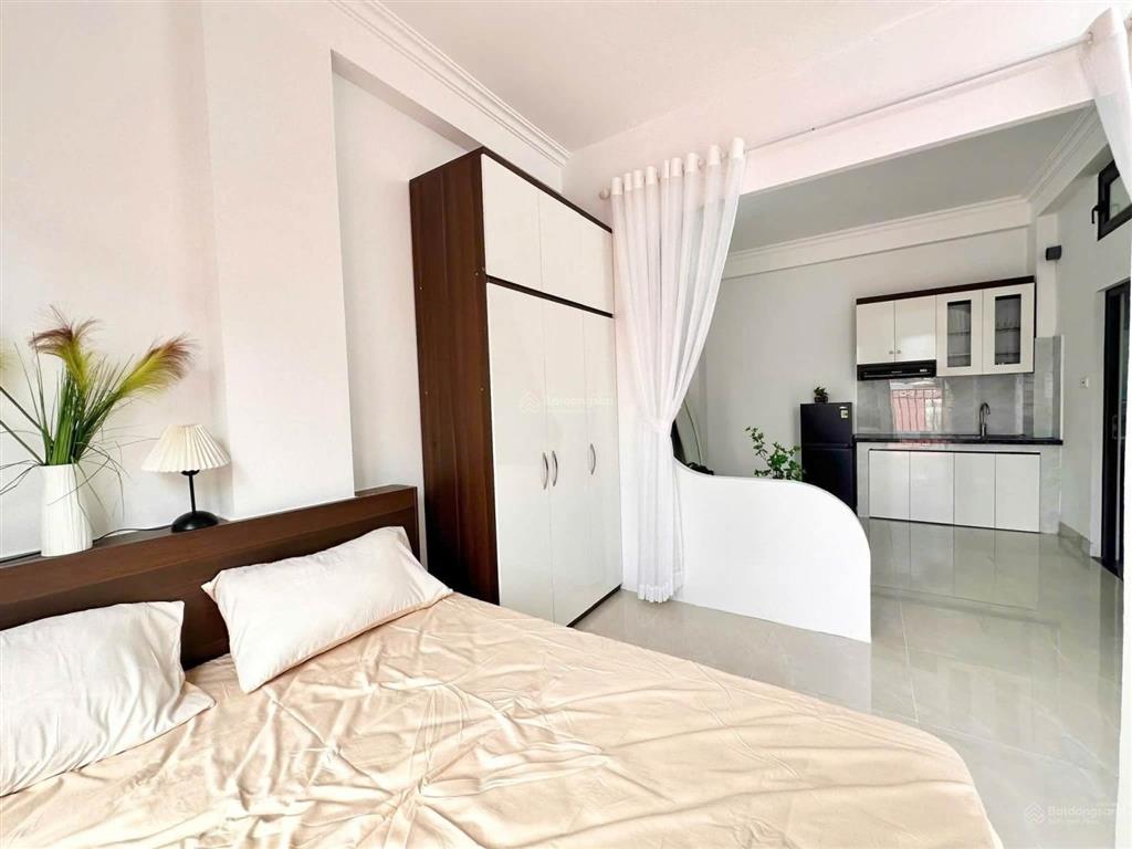 Hiếm! toà chdv cầu giấy 70m2*7t*16pkk, sát phố, ô tô 30m, 2 thoáng, qh ổn, sẵn sổ, dt 80tr/th.