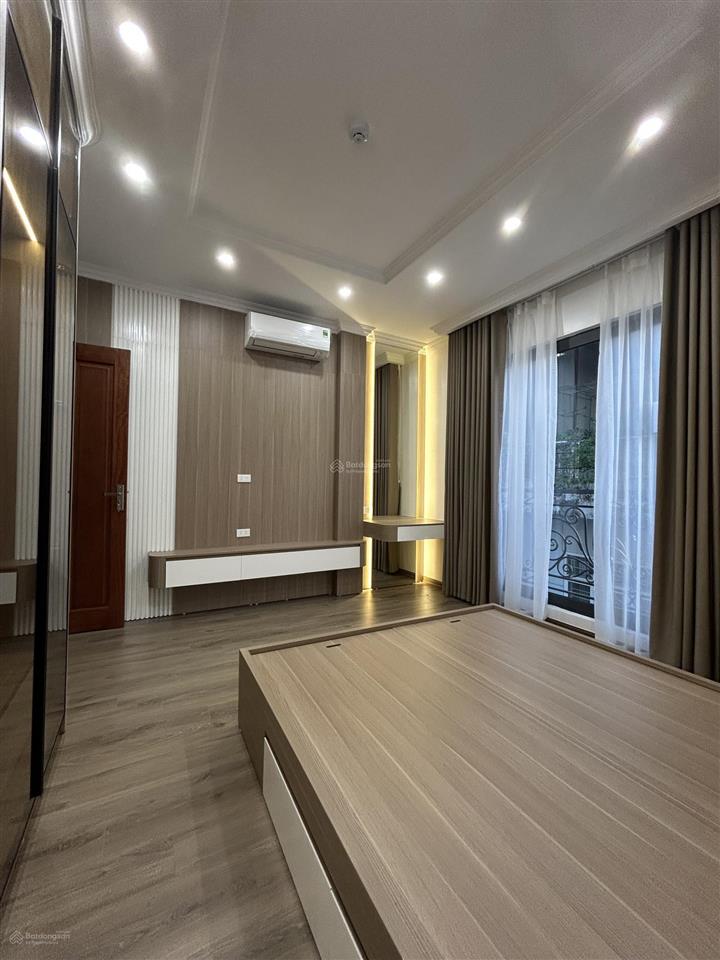 Chính chủ bán nhà phố hoàng cầu ô tô tránh  lô góc dt 56m x 8 tầng thang máy giá hợp lý
