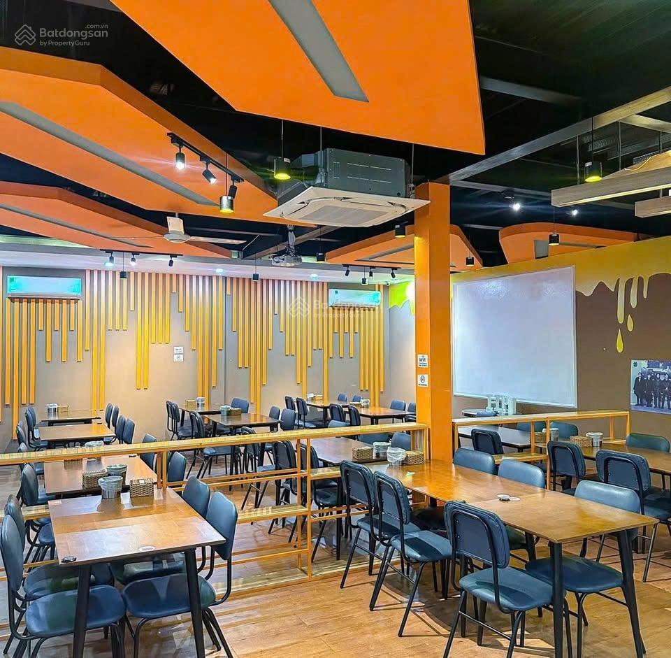 Ngộp bank! bán gấp mặt tiền ngay bà huyện thanh quan 15x15m kc 1trệt 1 lầu hđt 200tr/th giá 55 tỷ