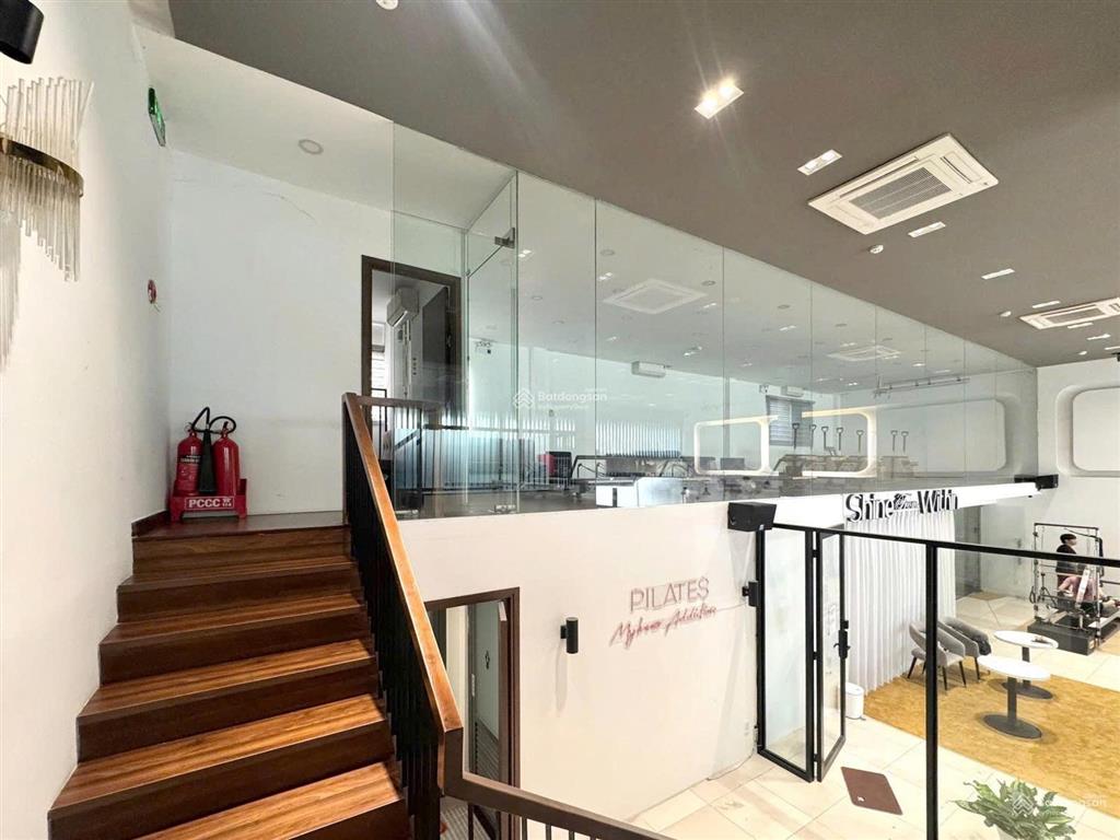 Bán tòa nhà đường phan xích long phú nhuận dt 18x25m cn 370m² cho thuê 300tr/tháng bán 61 tỷ