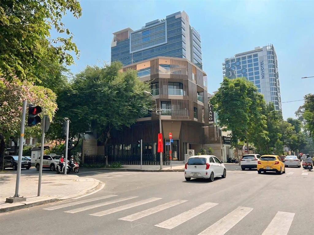 Bán khuôn đất mặt tiền phạm ngọc thạch q3 dt 20x40m cn 800m2 xd 2h 12t doanh thu 2tỷ/th giá 350 tỷ