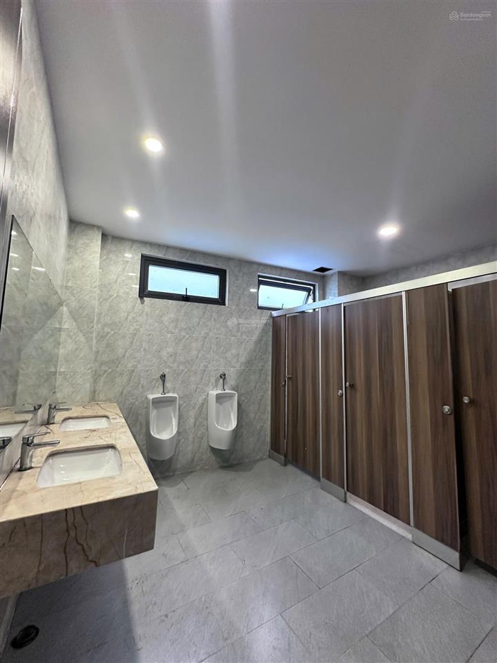 Định cư gấp bán tòa nhà mt nguyễn thị minh khai dt 9x20m kc 6 tầng cho thuê 300tr/th giá 39 tỷ