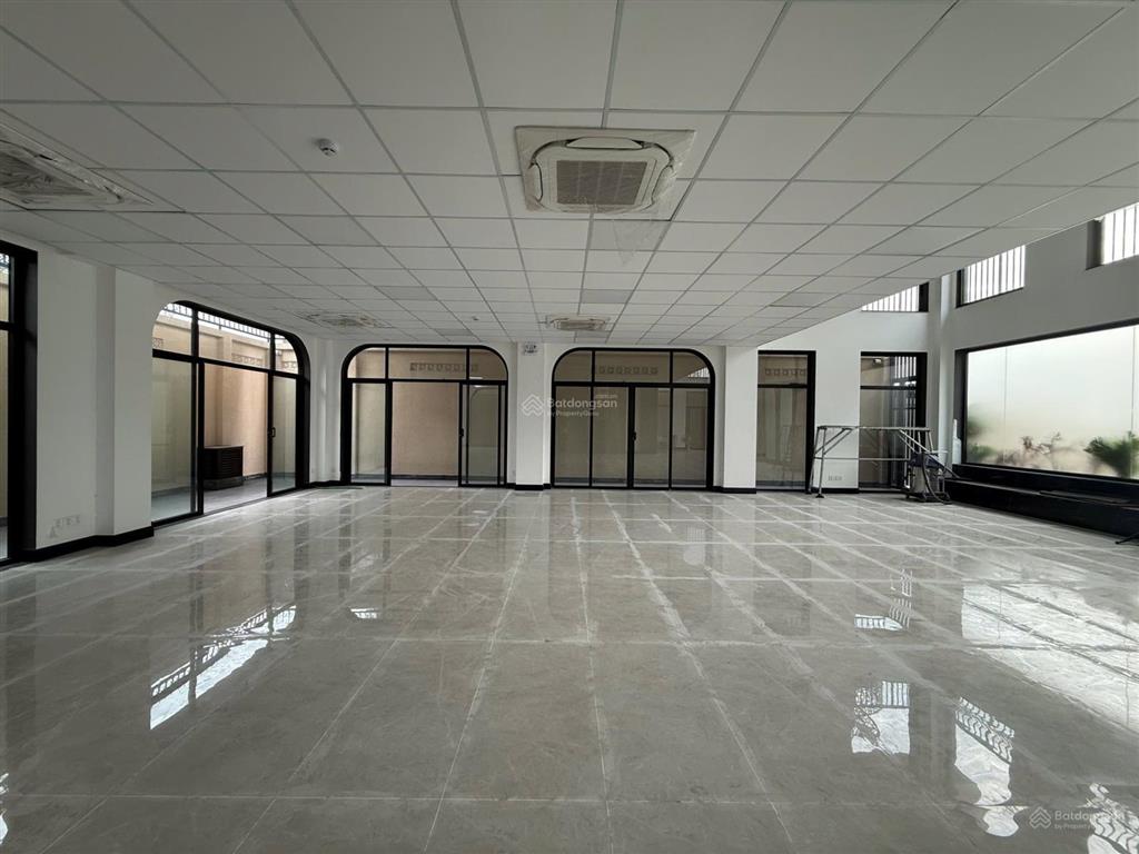 Cho thuê tòa nhà mới mặt tiền ngay trương văn bang tml dt 16x25m 1h 6 tầng dtsd 1600m2 giá 160tr/th