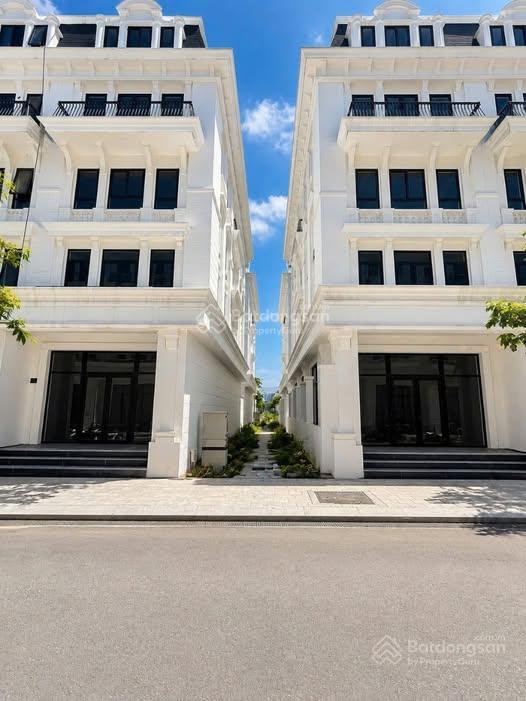 Bán nhanh căn lk rộng 100m2, hoàn thiện full nội thất 5 tầng, trước nhà là vườn hoa tại louis city