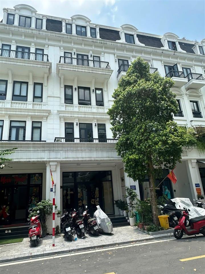 Bán nhanh căn lk rộng 100m2, hoàn thiện full nội thất 5 tầng, trước nhà là vườn hoa tại louis city