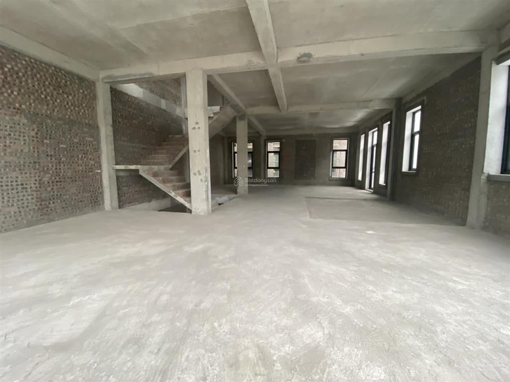Chính chủ cần bán gấp căn liền kề louis hoàng mai, dt 100m2 nhà 5 tầng hướng nam, đường 13.5m