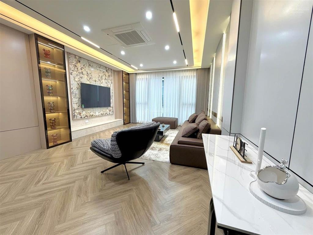 Bán nhà ngọc thuỵ dt50m2,7 tầng, thang máy, full nội thất , ô tô 7 chỗ vào nhà , gần phố, ở thích