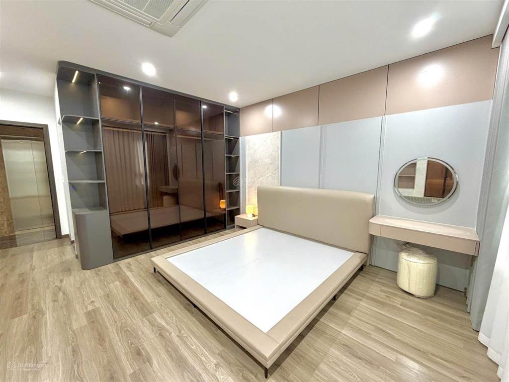 Bán nhà ngọc thuỵ dt50m2,7 tầng, thang máy, full nội thất , ô tô 7 chỗ vào nhà , gần phố, ở thích