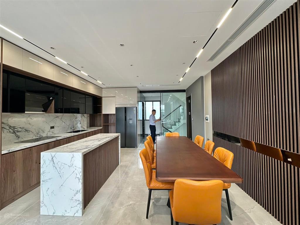 Bán nhà phố ngọc lâm 75m2, 8 tầng, kinh doanh,gara ô tô , vỉa hè ,thang máy, tặng nội thất,31.5 tỷ