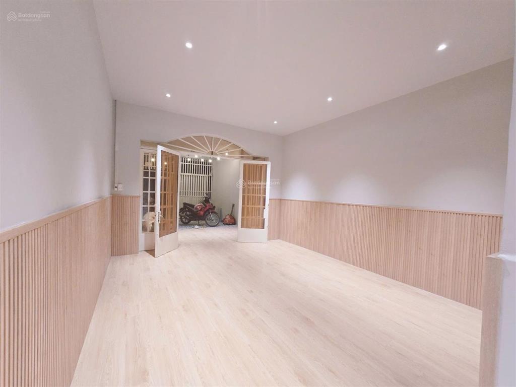 Tiền nhỏ, đông người, cần nhà rộng 80m2, hương lộ 2