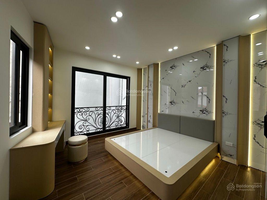 Nhà lò đúc lô góc 3 thoáng 8 pn thang máy 40m2 5 tầng 11 tỷ