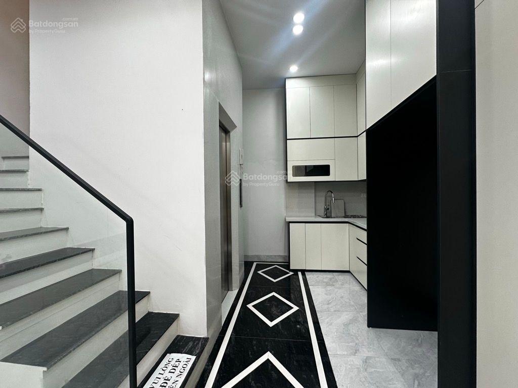 Nhà lò đúc lô góc 3 thoáng 8 pn thang máy 40m2 5 tầng 11 tỷ