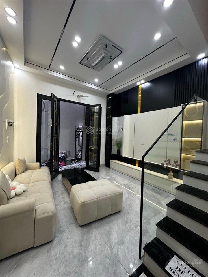 Nhà lò đúc lô góc 3 thoáng 8 pn thang máy 40m2 5 tầng 11 tỷ