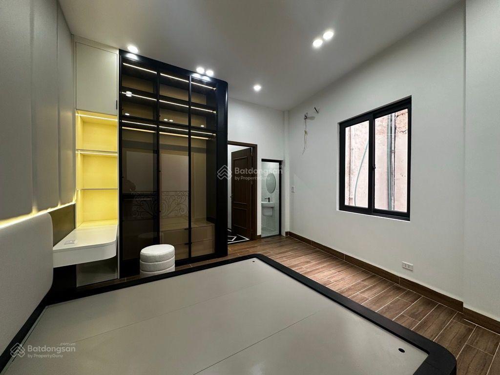 Nhà lò đúc lô góc 3 thoáng 8 pn thang máy 40m2 5 tầng 11 tỷ