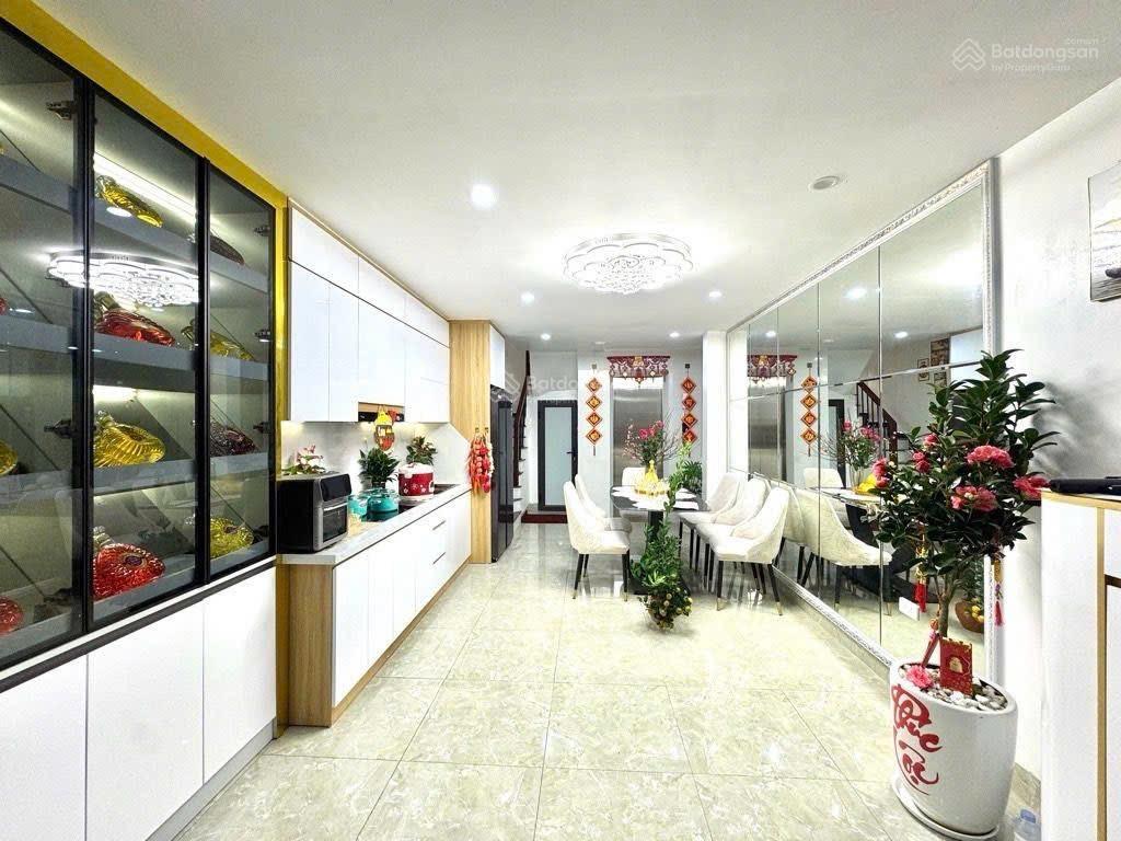 Nhà đẹp hồ ba mẫu 7 tầng thang máy full nội thất trung tâm  11 tỷ