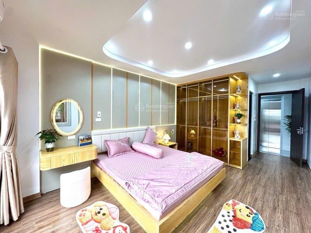 Nhà đẹp hồ ba mẫu 7 tầng thang máy full nội thất trung tâm  11 tỷ