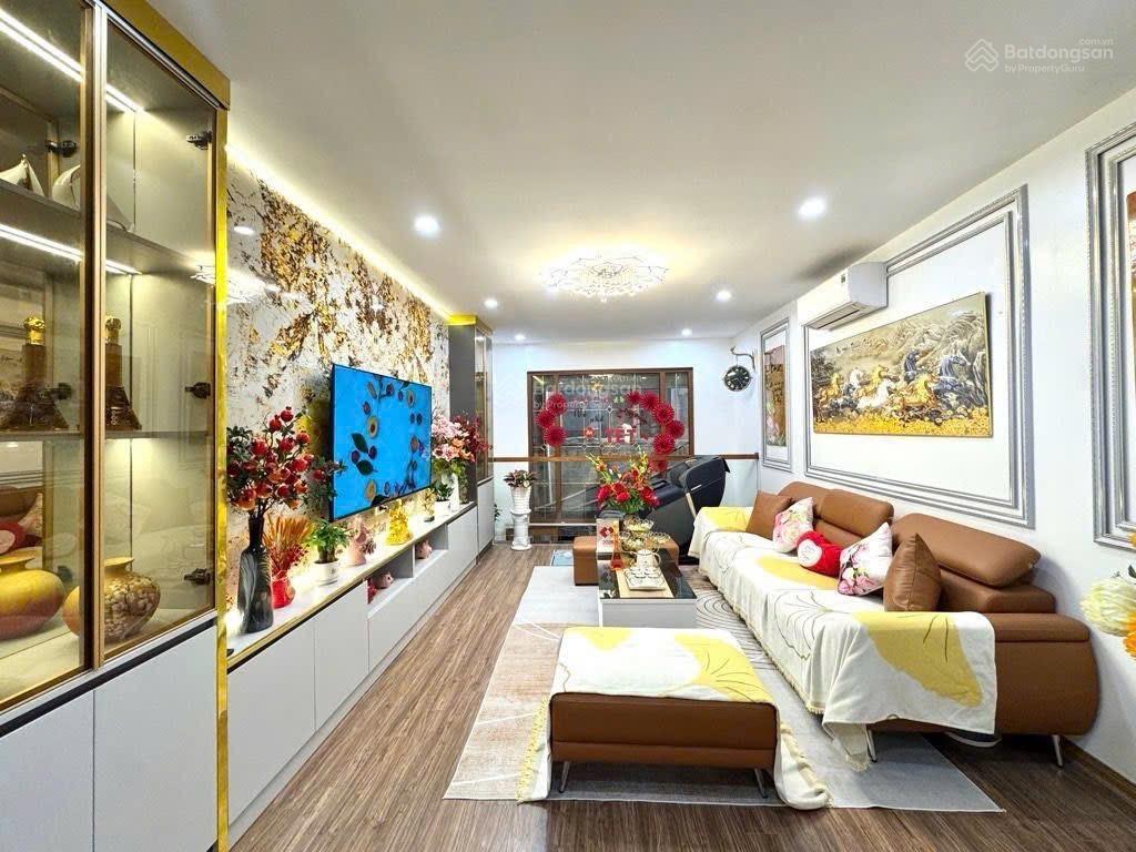 Nhà đẹp hồ ba mẫu 7 tầng thang máy full nội thất trung tâm  11 tỷ