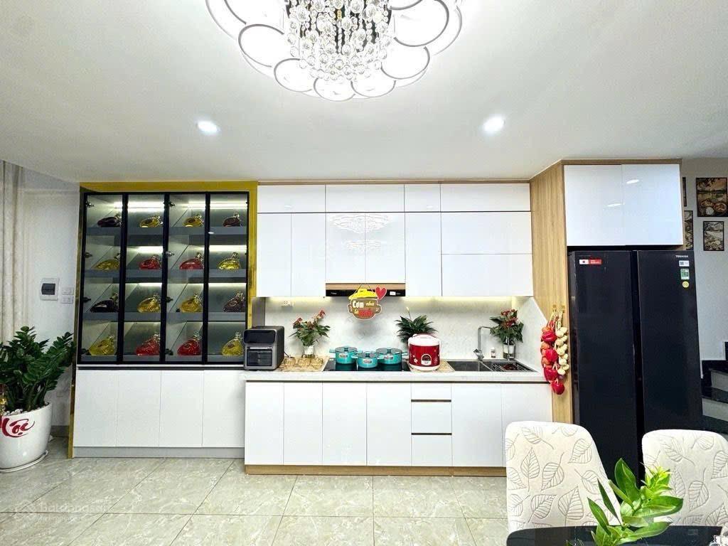 Nhà đẹp hồ ba mẫu 7 tầng thang máy full nội thất trung tâm  11 tỷ