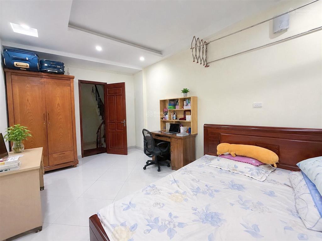 8 tỷ nhà 5 tầng  cách 10m ra đường ô tô vị trí đẹp, ở sướng