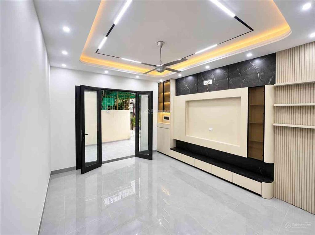 Nhà mới tinh 5 tầng thang máy  gần đường oto  phố minh khai dt 45m  giá 11 tỷ