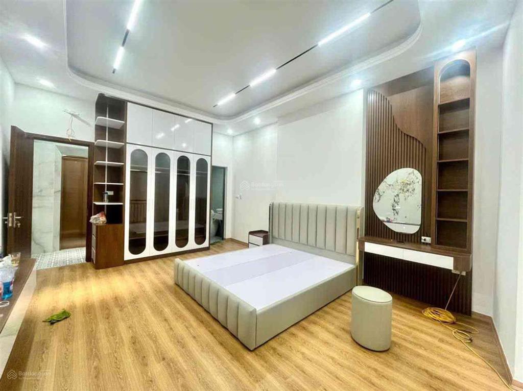 Nhà mới tinh 5 tầng thang máy  gần đường oto  phố minh khai dt 45m  giá 11 tỷ