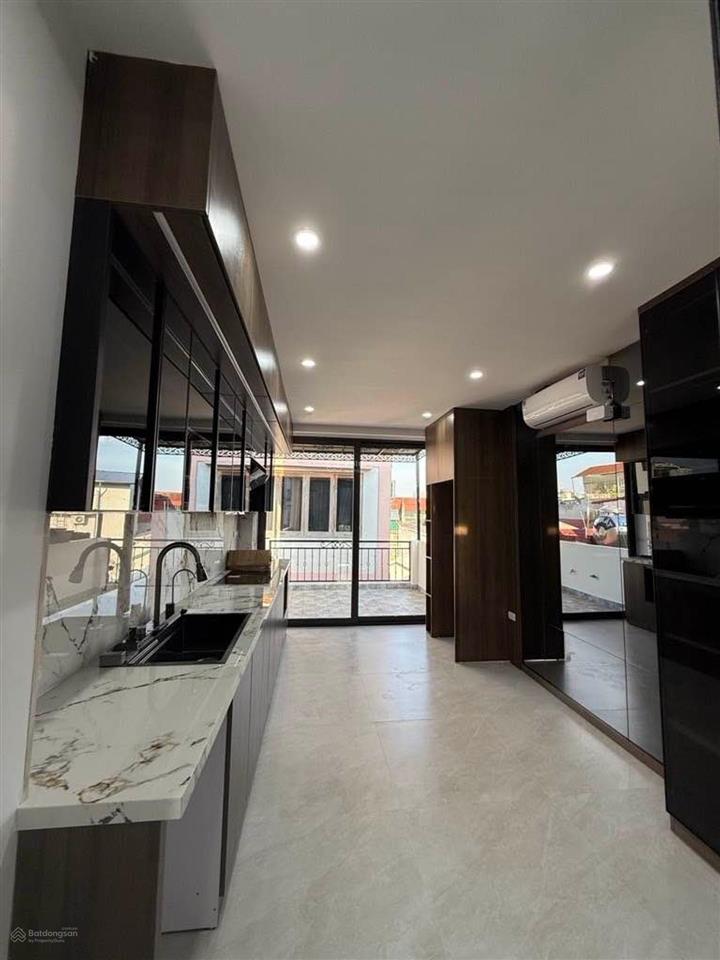 9 tỷ nhà mới tinh thang máy  trần khát chân  rất gần phố  siêu hiếm trong khu vực