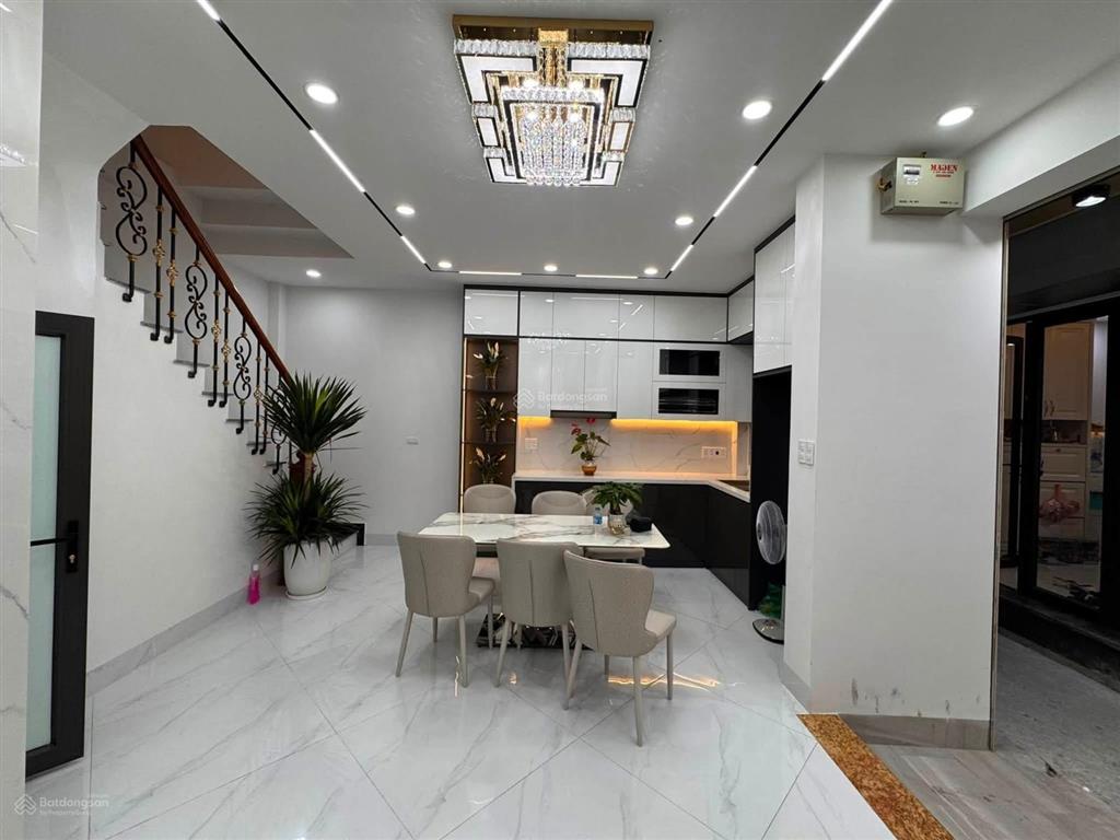 Cắt lỗ nhà đẹp mới tinh có thang máy hiếm trong phân khúc 9.8 tỷ  dt 40m 5 tầng  phố mai động