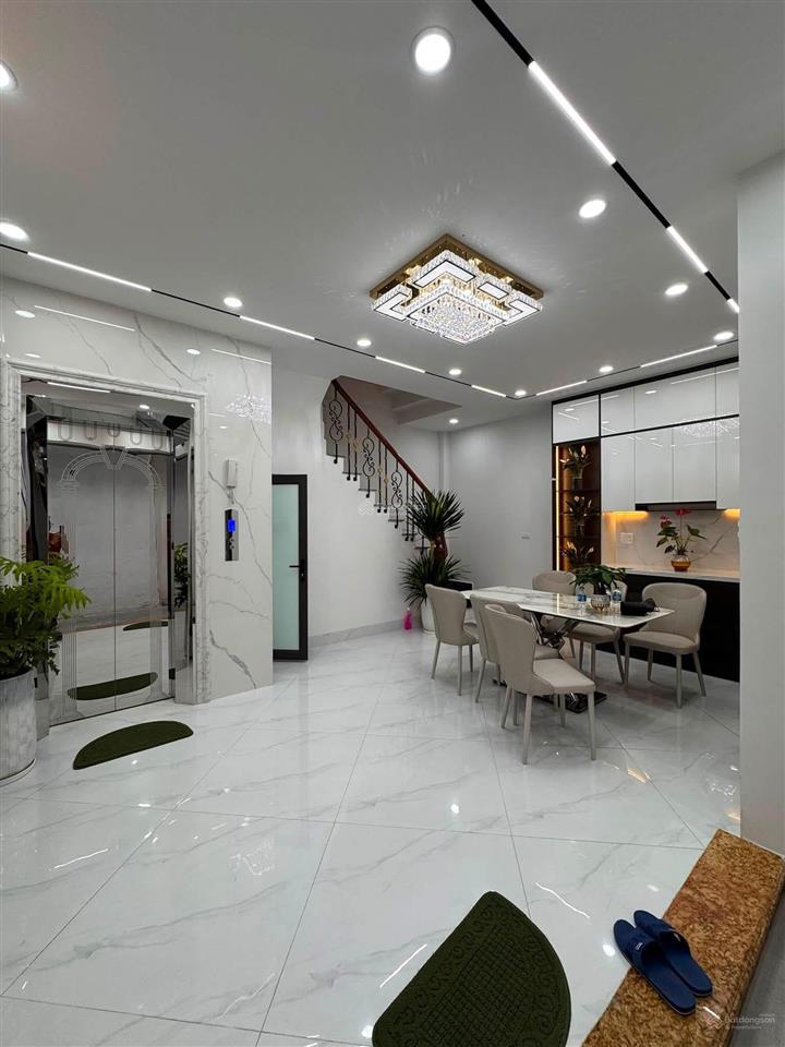 Cắt lỗ nhà đẹp mới tinh có thang máy hiếm trong phân khúc 9.8 tỷ  dt 40m 5 tầng  phố mai động