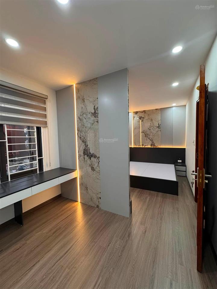 Cắt lỗ nhà đẹp mới tinh có thang máy hiếm trong phân khúc 9.8 tỷ  dt 40m 5 tầng  phố mai động
