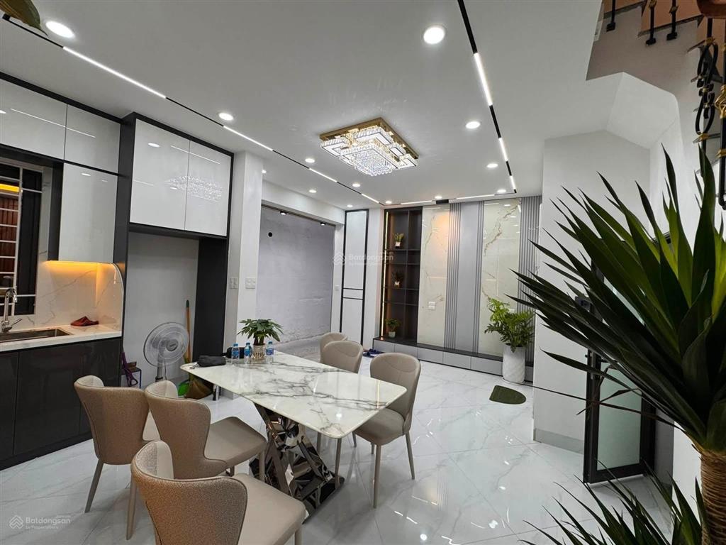 Cắt lỗ nhà đẹp mới tinh có thang máy hiếm trong phân khúc 9.8 tỷ  dt 40m 5 tầng  phố mai động
