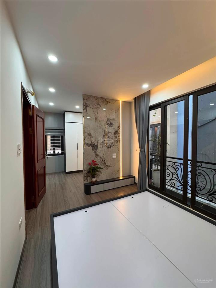 Cắt lỗ nhà đẹp mới tinh có thang máy hiếm trong phân khúc 9.8 tỷ  dt 40m 5 tầng  phố mai động