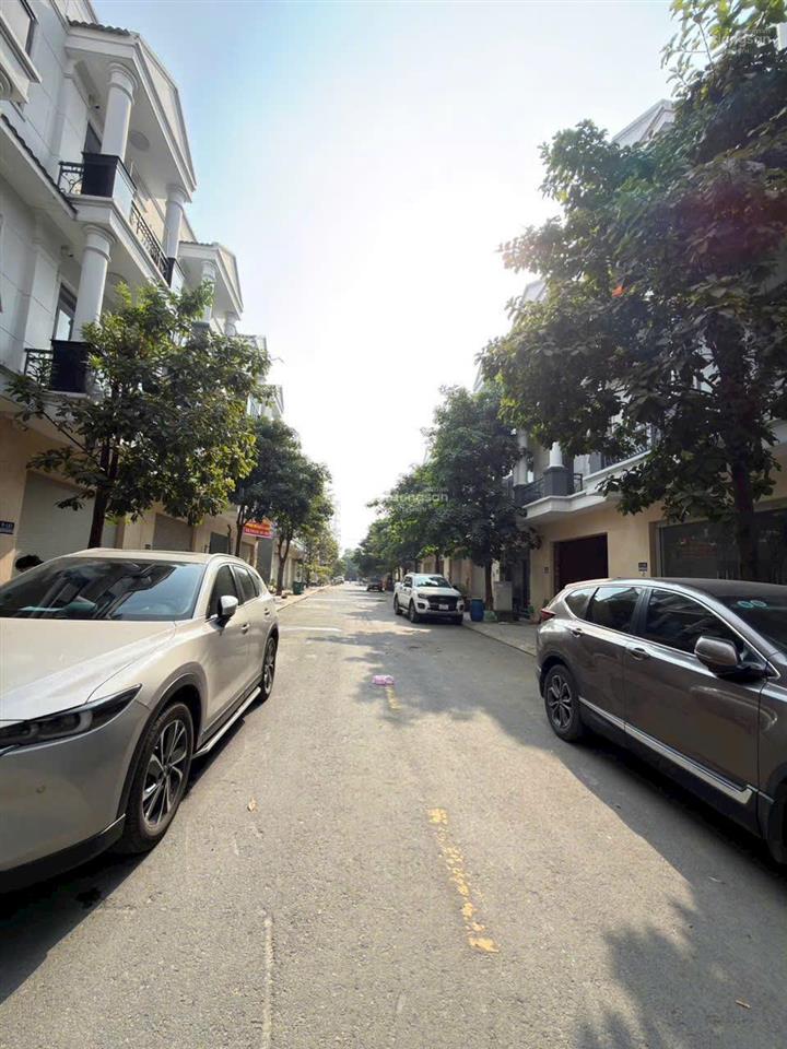 Bán căn nhà 1 trệt 2 lầu ngay vsip3 tân hiệp, tân uyên, shr