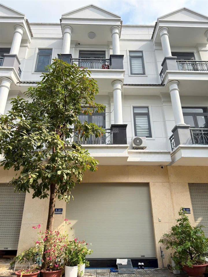 Bán căn nhà 1 trệt 2 lầu ngay vsip3 tân hiệp, tân uyên, shr