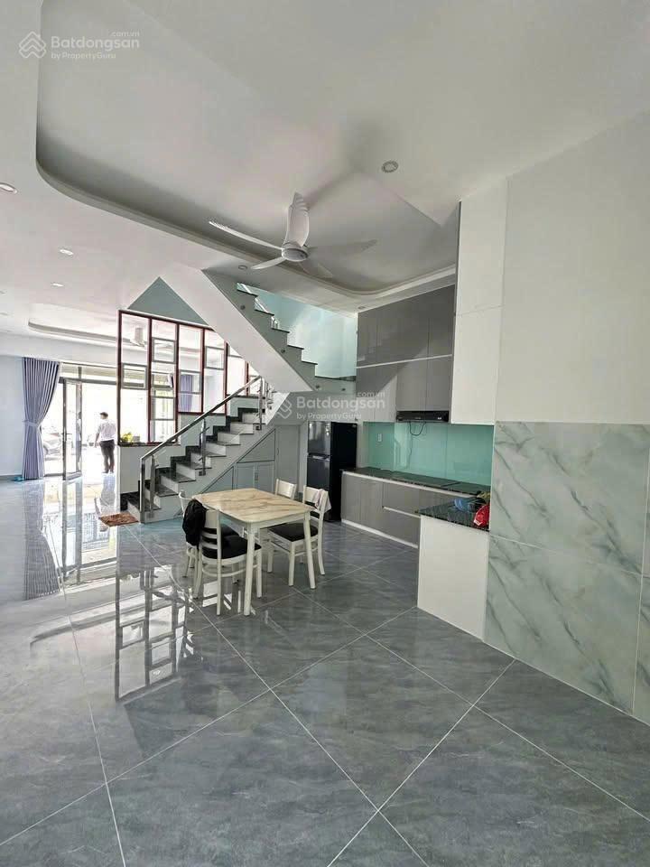 Cần bán căn nhà 1 trệt 2 lầu nằm ngay mặt tiền đt 747b, phường tân hiệp, tân uyên, bình dương